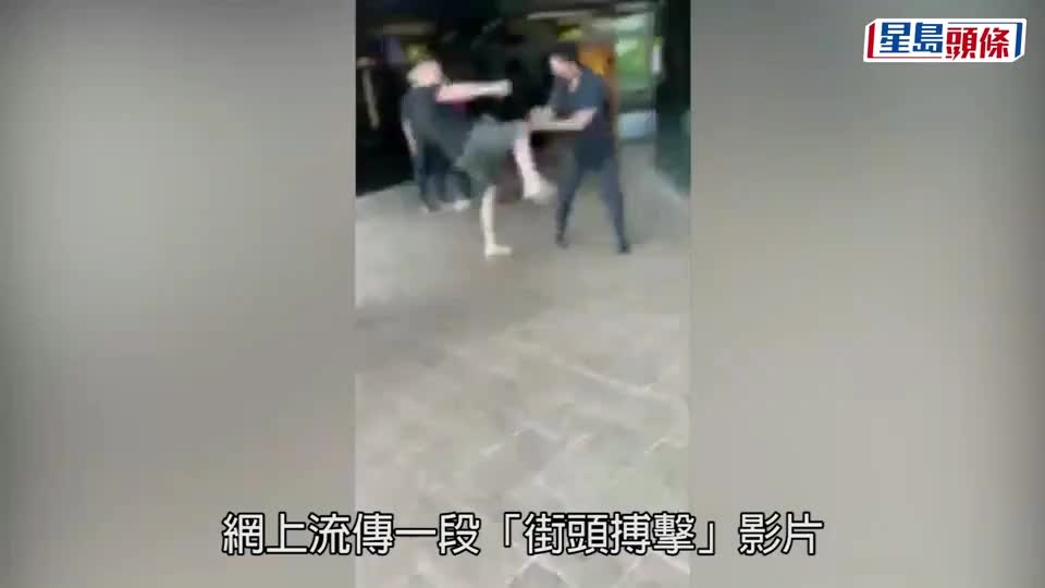 外籍男与瘦弱男脚拳打脚踢，上演香港街头大战