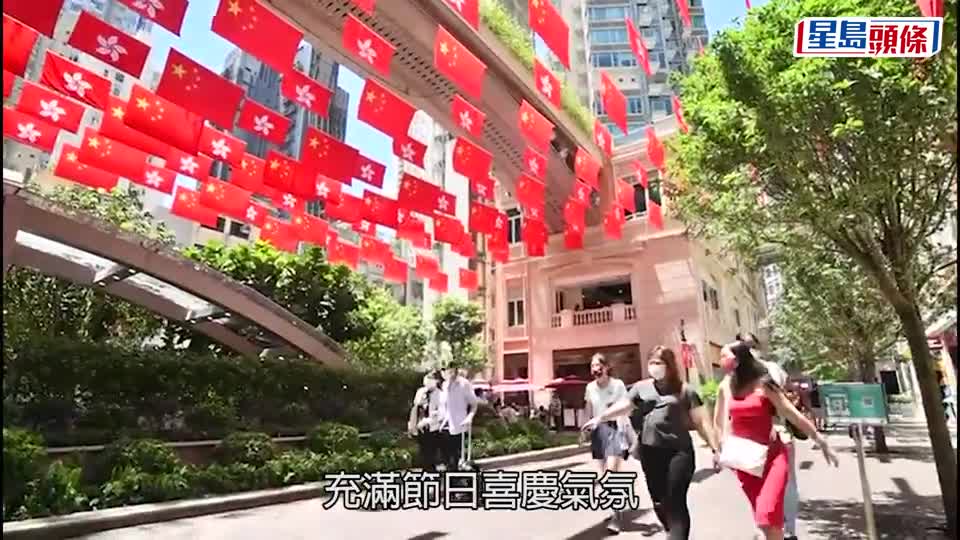 回归25｜国旗灯饰高挂各区，节日气氛满香江